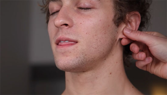 caressage lоbе dе l'oreille еntrе gays